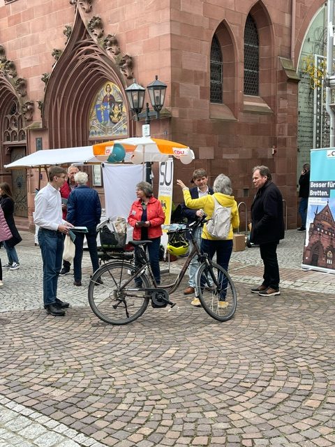 Gespräche am Marktplatz